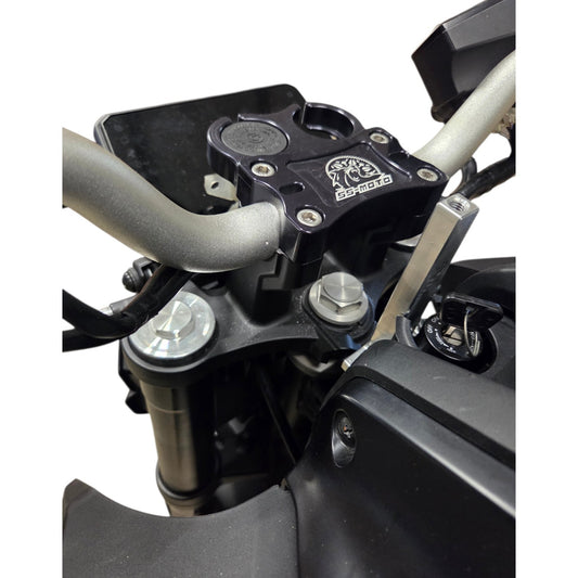 2025+ MT07 RISER CAP W/RESERVOIR MOUNTS